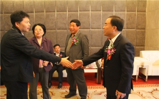 國家發(fā)展改革委資源節(jié)約與環(huán)境保護司牛波處長（和劉總握手）、全國墻材革新工作委員會會長滕軍力（女士）