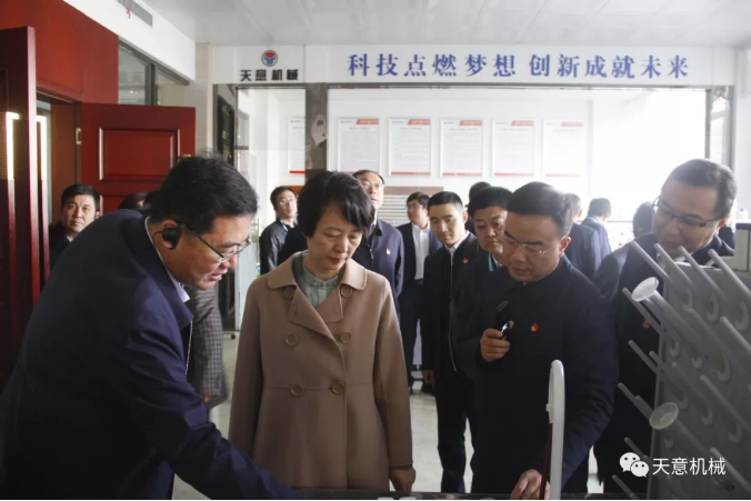 濟(jì)寧市委常委、組織部部長孔凡萍帶領(lǐng)全市“兩新”組織黨建工作現(xiàn)場觀摩團(tuán)蒞臨天意機(jī)械調(diào)研指導(dǎo)